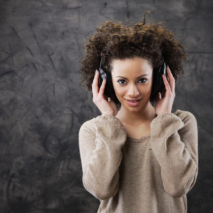 mujer joven disfrutando de la musica